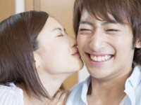 結婚後の「行ってらっしゃいのキス」、どう思う？　約8割の女子の本音は……