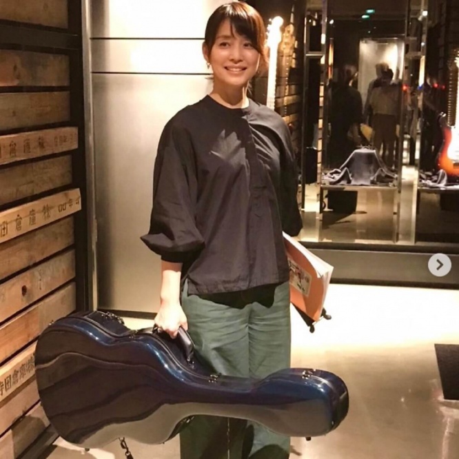 石田ゆり子がミュージシャンに ギター背負った姿に かっこいい の声 1ページ目 デイリーニュースオンライン