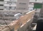 労働環境ヤバすぎ！　命綱なしで脆い建物を解体する男たち…