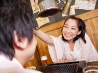 ●●●を触ると効果大!?　男性が合コンで思わずドキッとしたボディタッチ3選