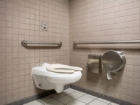 ●●がボッタボタ!!　「マナー違反」だと感じるトイレの使い方・6