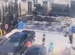 アクション映画みたい！？　出航した船に大ジャンプで飛び乗る車。