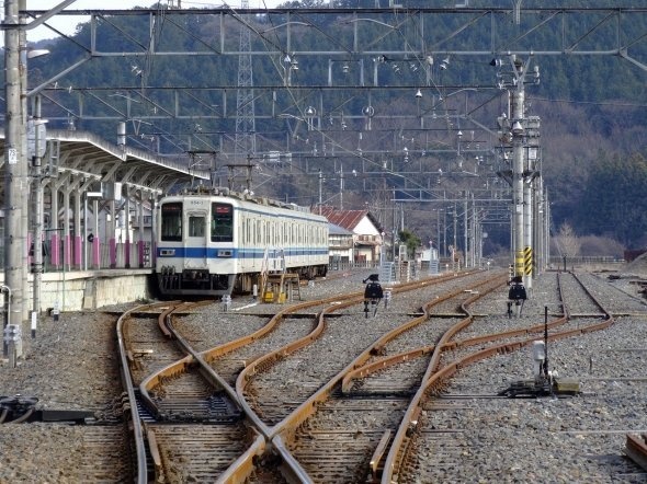 ローカルな今の葛生駅だが、昭和40年代まではここから先にさらに貨物線が伸びて列車でにぎわっていた（LERKさん撮影、Wikimedia Commonsより）