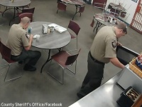 電子レンジに卵は止めとけとあれほど...アメリカの保安官の場合