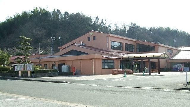 赤村役場（Muyoさん撮影、Wikimedia Commonsより）