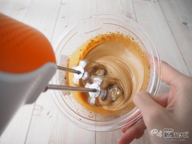 ハンドミキサーでコーヒーを泡立てる様子