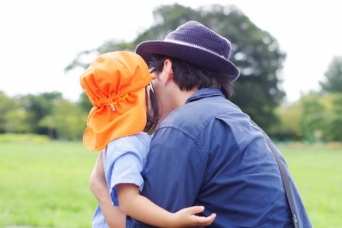 パパ主導のお庭バーベキューに2歳娘が「楽しくなかった」　→その後の〝パパの反応〟が完璧すぎて15万人感動