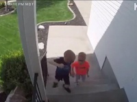 お金を拾った少年２人のほっこりするようなやり取り