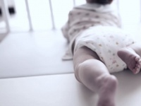 「空いている電車で幼い娘が泣き出した。『皆さんに迷惑よ！必死になって泣き止ませなさい！』と言われ、育児に自信がなかった私は...」（東京都・30代女性）