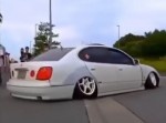 車高の低い改造車、さっそうと走る⇒　段差でまさかの〇〇が破壊！