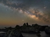 空に橋が架かっているみたい...　本州最南端で見上げた天の川が美しすぎる