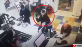 マスクを着用していないので郵便局で受付を断られて女性、その場で頭に下着を被る応急措置（ウクライナ）