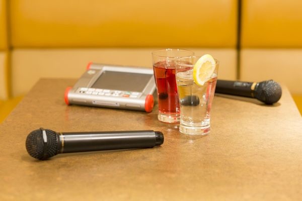 年末におすすめのバイト9）カラオケルームのスタッフ