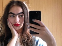 あえて整えず、自前の一本眉で勝負した女性、モデルの仕事をゲットしデートの誘いが殺到（デンマーク）