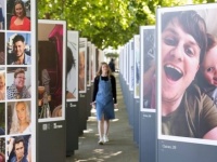 秘めた思いを隠し、精いっぱいの笑顔で撮影した最後の写真。イギリスの自殺予防キャンペーン