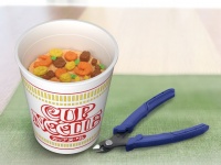 3分で足りようはずもない。謎肉も麺も3Dスキャンで完全再現した緻密な「カップヌードルプラモデル」が販売予約受付中