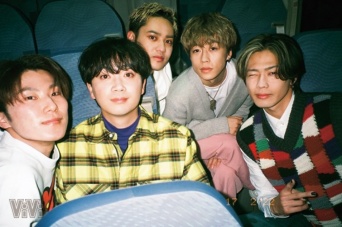 『まるごと1冊コムドット』⒞講談社