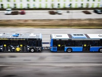 ソーラーパネルで覆われたバスが間もなく運行。太陽光発電で電力を補う