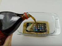 iPhone 7をコカコーラに浸けて12時間凍らすとどうなる！？　ある実験動画が話題に