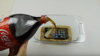 iPhone 7をコカコーラに浸けて12時間凍らすとどうなる！？　ある実験動画が話題に
