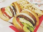 レジに並ばずにハンバーガーが買える未来型店舗が誕生！