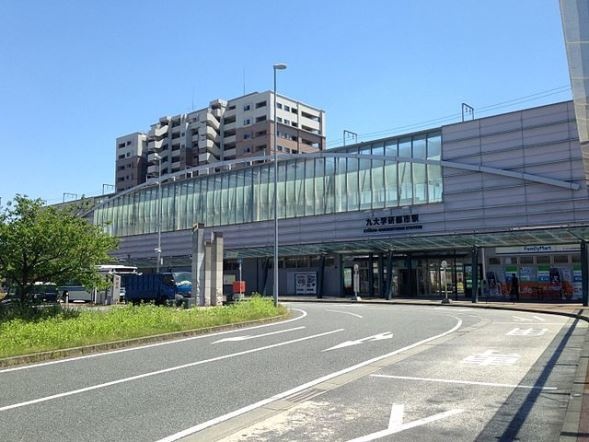九大学研都市駅駅舎（そらみみさん撮影、Wikimedia Commons