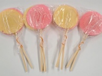 岩手の祭り屋台に並んでいた「黄色とピンクの丸いやつ」　謎のローカル菓子「たぐりあめ」ってナニモノ？