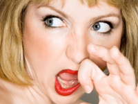 人前で鼻水をかむのはアリ？　なんと62％の人は……