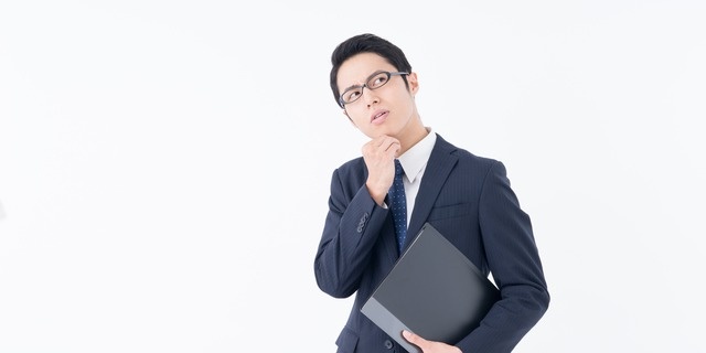悩む男性