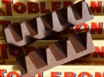 お菓子『トブラローネ』が減量⇒　イギリス人がマジギレして炎上事態に！