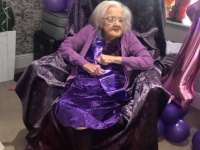 これは良いSNS。100歳の誕生日を迎えた孤独なおばあさんに世界中から続々とプレゼントとメッセージが届く