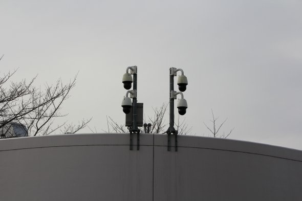 刑務所といえば昔は監視塔のイメージがあるが、今は監視カメラで済むようだ