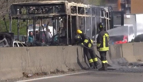 「今から全員人質だ。誰も生きて出られない」運転手がスクールバスに放火するも警察が全員を救出（イタリア）
