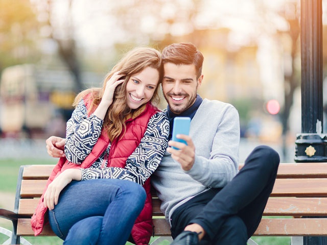 ベンチに座るカップル