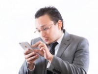 出世のため!?　職場の人とSNSでつながっている男性●％