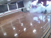 体育館の屋根が吹き飛ぶ！猛烈な突風、マイクロバーストの恐ろしさ（アメリカ）