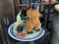 上田酒店のマスコット「ゴジラフライ」。瞬 月凌（＠shunshun0211）さんのツイートより