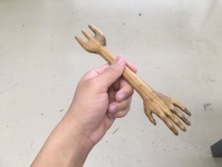ダイエット効果がスゴそう...　手をかたどった「木製フォーク」がリアルすぎて、食欲が消滅するレベル