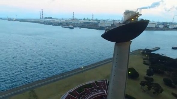 高さ52メートルを誇る展望塔（右、いばキラTVより）