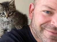 愛猫を亡くしたヒゲメン、新たな運命の出会いを得た。肩に乗る子猫のオスカーに関する海外の反応