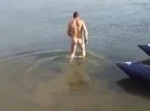 「俺の生き様を見ろ！」　全裸で川に飛び込んだ男に起きた悲劇とは…