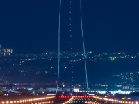 「光の道」が夜空へと駆け上がる...　飛行機が離陸する瞬間をとらえた1枚にうっとり