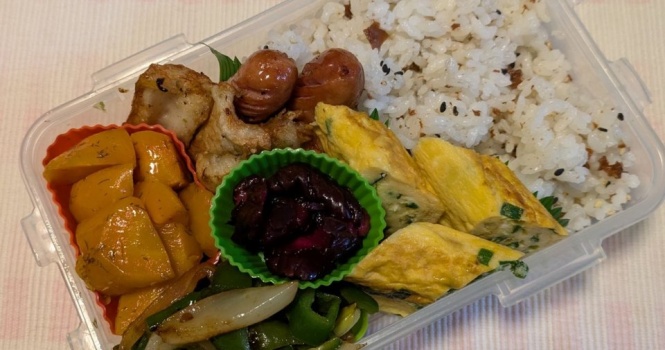 「だんだん近づいている」　お弁当に忍び寄る黒い影...記録写真の〝写りこみ〟に4万人注目