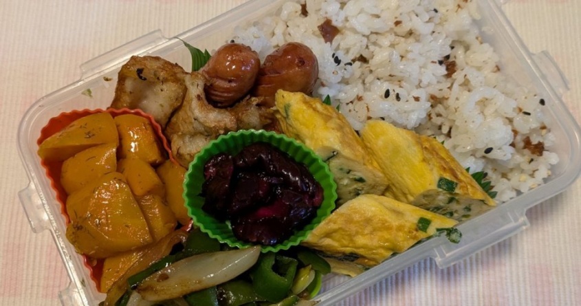 「だんだん近づいている」　お弁当に忍び寄る黒い影...記録写真の〝写りこみ〟に4万人注目