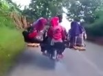 空飛ぶじゅうたんかと･･･インドネシアのバイク９人乗り動画