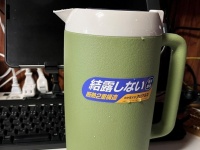 「王将で草」「行きつけのラーメン屋にある」　とある漫画家のデスク上に脳がバグりそう