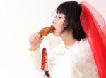鳥居みゆきが包丁片手に“鶏コスプレ”を披露　「自分食べてる？」
