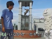 右で踊っているのが「ずーしーほっきー」（画像は「暮らしやすくてちょうどいい篇」より）
