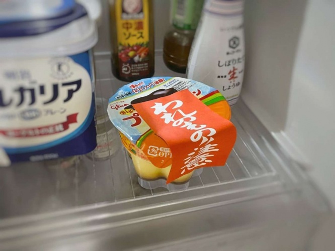 冷蔵庫のプリンにもペタリ
