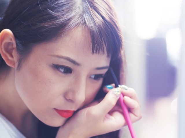 一気にトレンド眉になる！この秋取り入れるべきは「色っぽレッド」